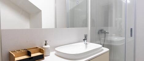 Douche, sèche-cheveux, serviettes fournies