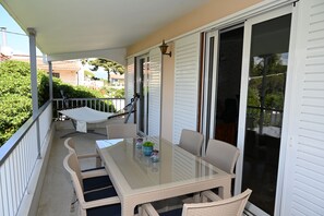 Outdoor dining - BEVERLY'S HOUSE RIO (Rio)