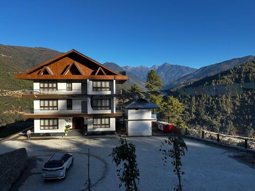 Pines Dirang Homestay