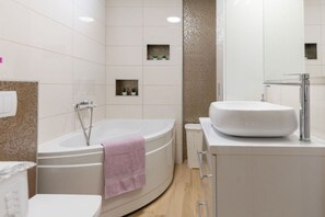 Shower, towels, toilet paper - Villa Korana with heated Pool and Jacuzzi (Kamenmost)
