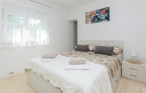 3 bedrooms, WiFi, bed sheets - Villa Korana with heated Pool and Jacuzzi (Kamenmost)