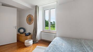 2 bedrooms, iron/ironing board, WiFi, bed sheets