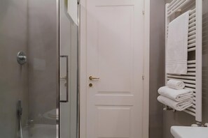 Shower, hair dryer, bidet, towels - Refined & Bright Modern Apartment near Porta Nuova (Turin)