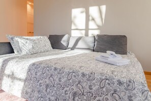 2 bedrooms, desk, iron/ironing board, travel cot - Refined & Bright Modern Apartment near Porta Nuova (Turin)