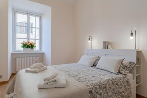 2 slaapkamers, een bureau, een strijkplank/strijkijzer, reisbedje