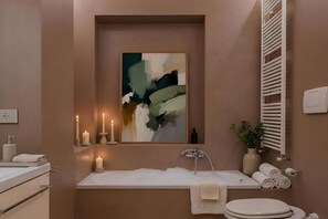 Een douche, een haardroger, een bidet, handdoeken
