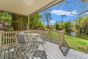 Outdoor dining - Kingston Richmond Pk 20B 1st floor w/pools & beach (Myrtle Beach)