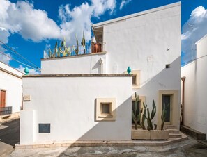 A white building with a balcony, a small window, and a door. - Petra Domus Spa & Private Lodge (Veglie)