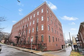 Exterior - Trendy Condo for 2 near Centennial park & Vandy! (Nashville)