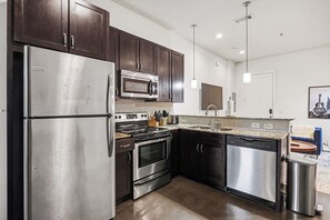 Fridge, microwave, oven, stovetop - Trendy Condo for 2 near Centennial park & Vandy! (Nashville)