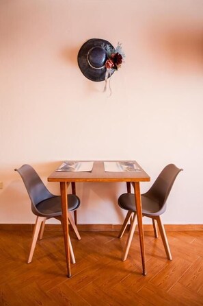 Superior-studio, parveke, merinäköala | Ruokailu