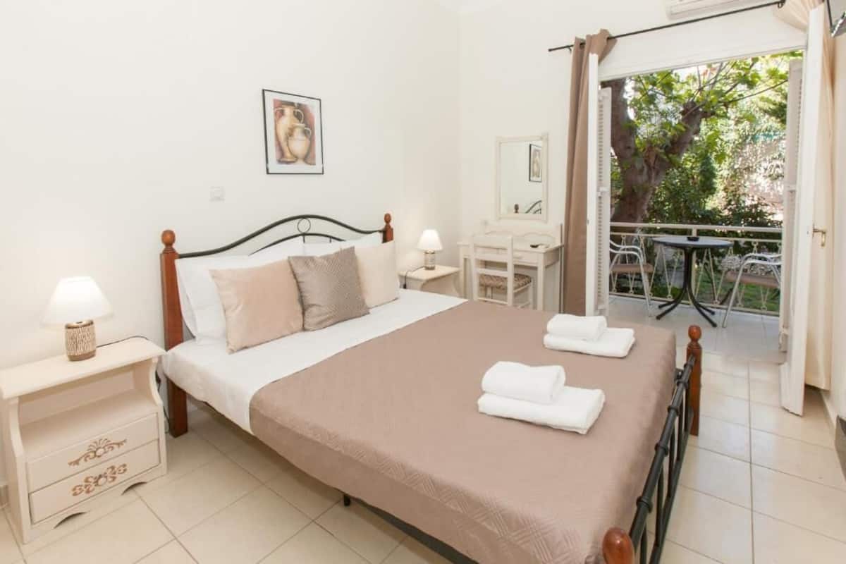 Kahden hengen economy-huone, parveke, näköala pihalle