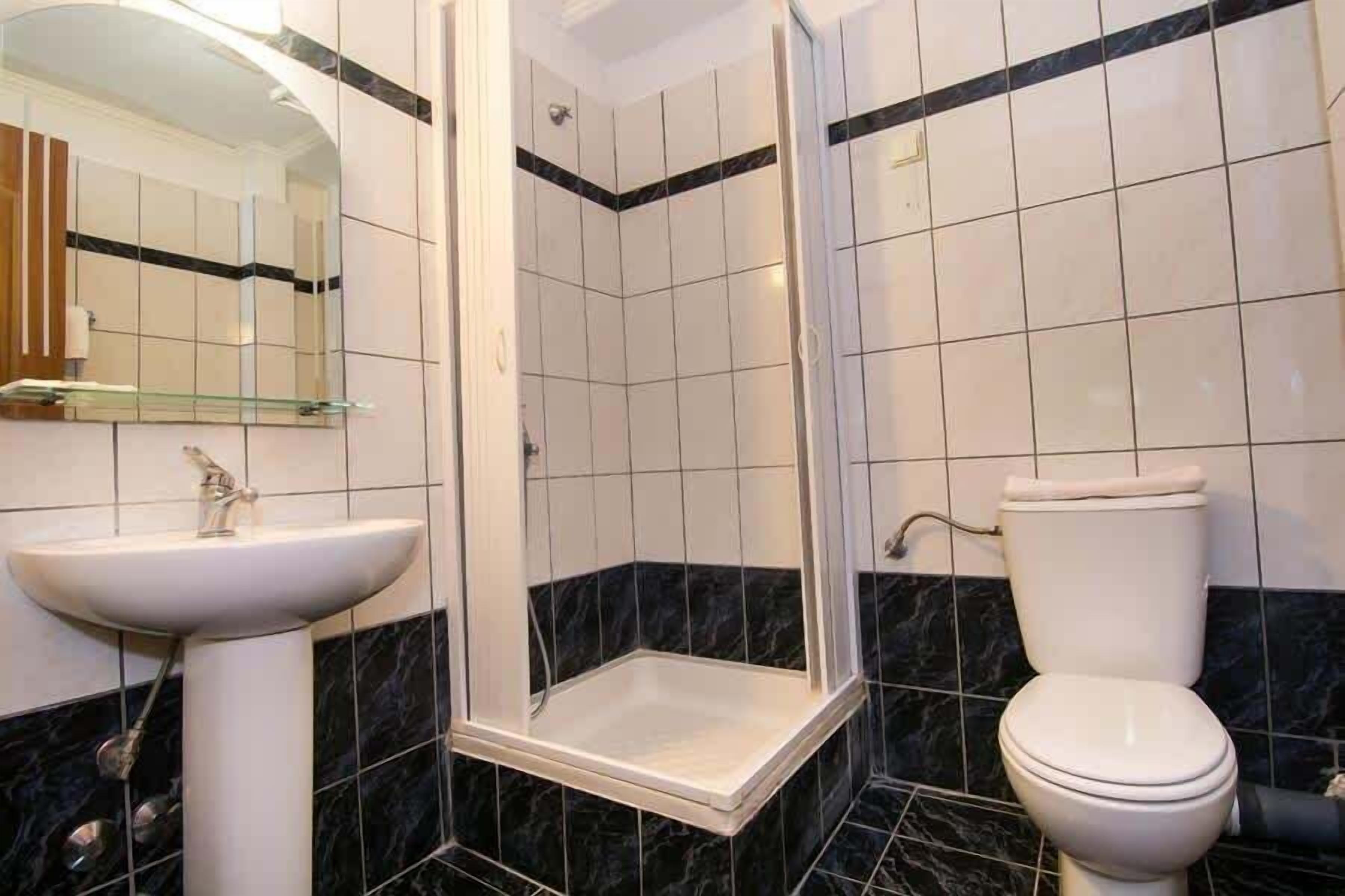 Douche, sèche-cheveux, serviettes fournies, shampoing