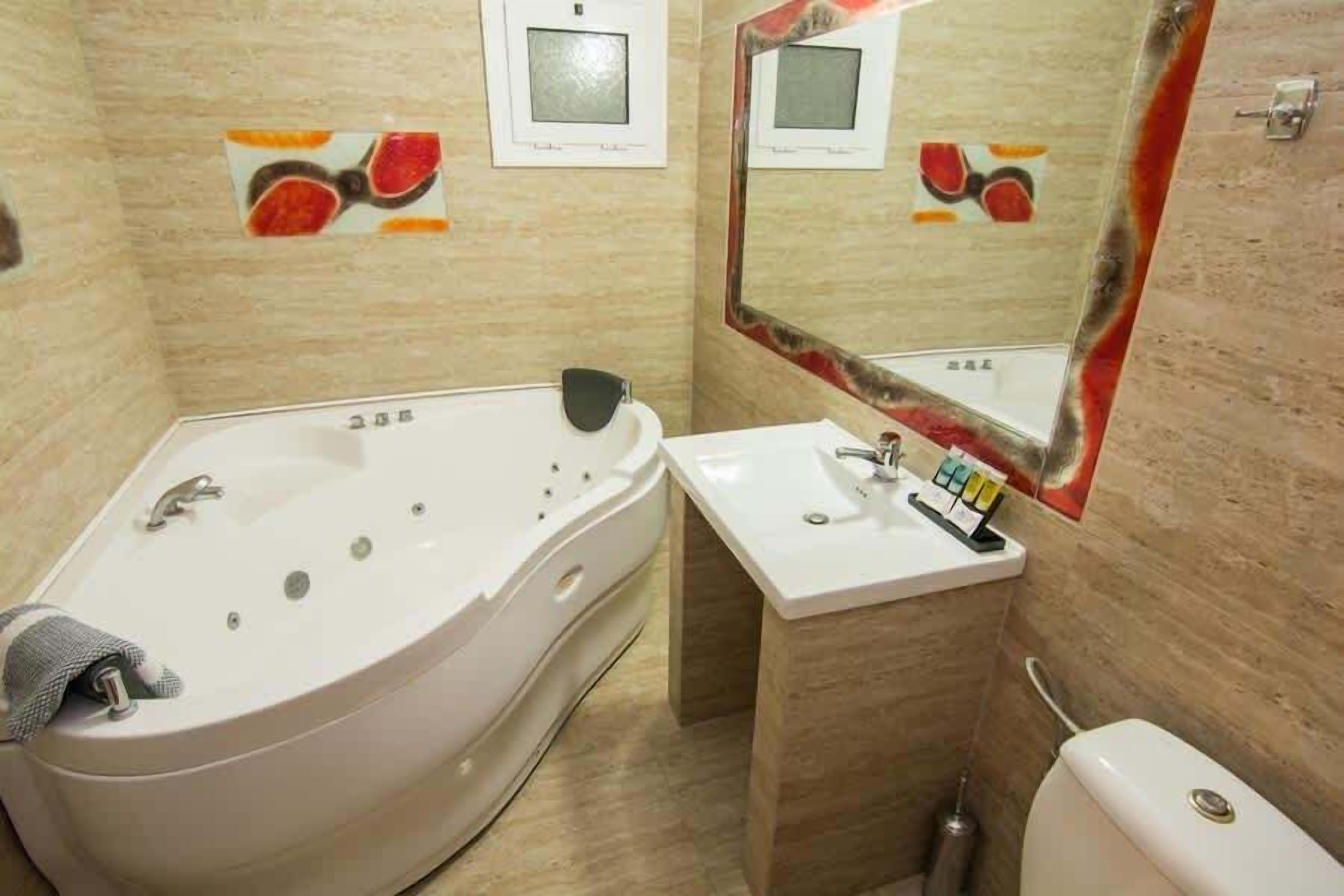 Chuveiro, secador de cabelo, toalhas de banho, shampoo