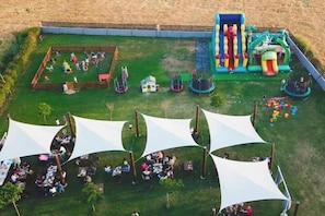 Un hôtel doté d’espaces extérieurs aménagés, d’une aire de jeux pour enfants et d’une piscine.