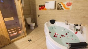 Chuveiro, secador de cabelo, toalhas de banho, shampoo