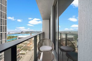 Property grounds - Walk to FIFA Fan Fest |1BR+Den Suite | Cold Plunge (Miami)