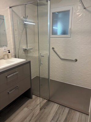 Douche, sèche-cheveux, papier toilette