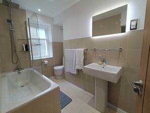 Combined shower/tub, deep soaking tub, hair dryer, towels - RnB - The Coach House - Ev Charger Option (Girvan)