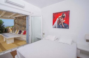 Tabla de planchar con plancha, wifi y ropa de cama 