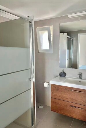 Secadora de cabello, toallas, jabón, papel de baño 