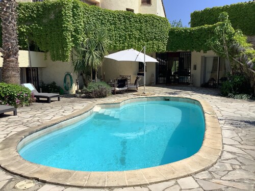 Sunny studio Cottage in private mature garden with pool, secure parking,