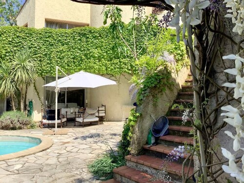 Sunny studio Cottage in private mature garden with pool, secure parking,