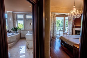 8 bedrooms, iron/ironing board, internet, bed sheets - Villa sol y jardin (Mogro)