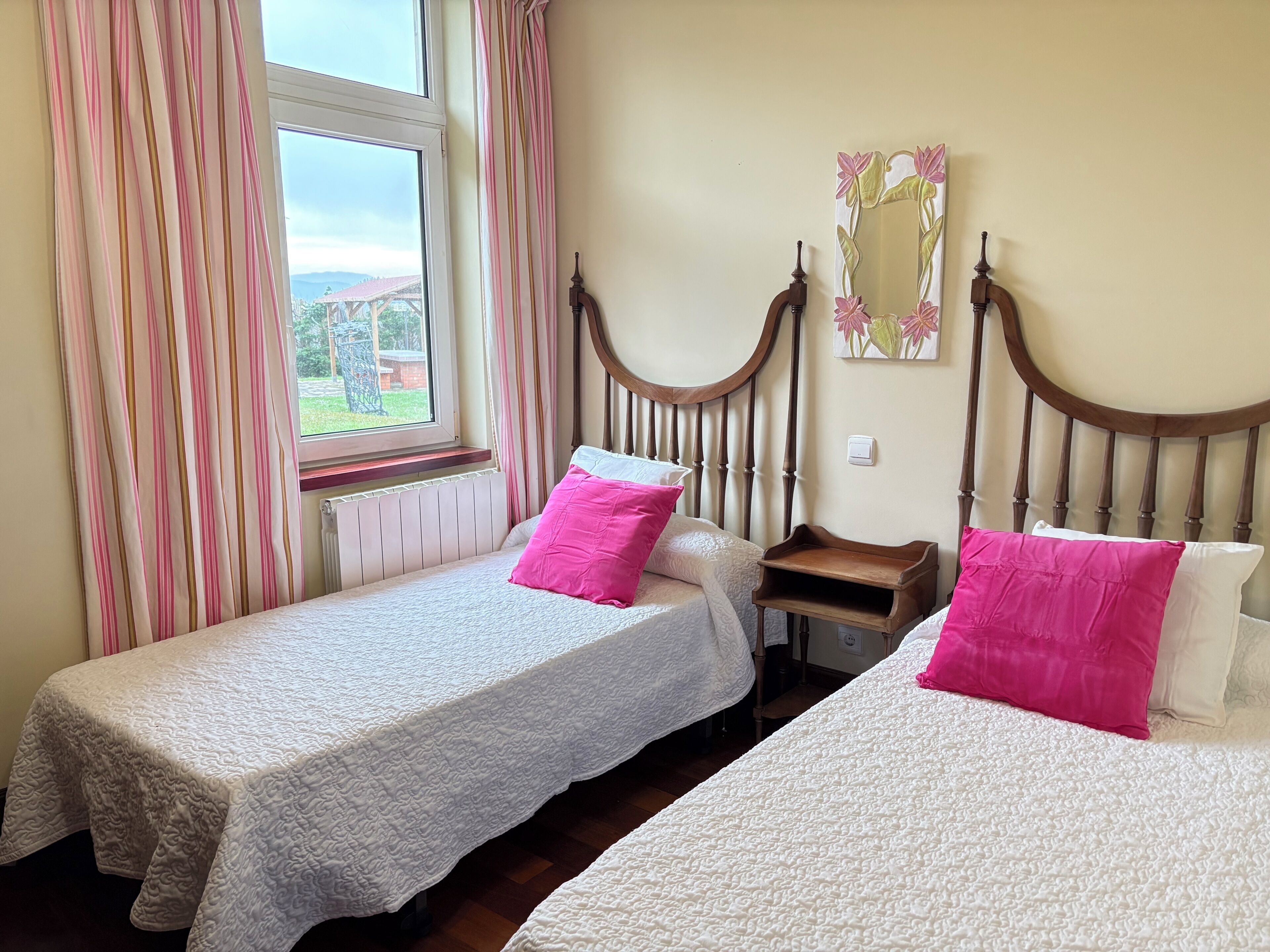 8 habitaciones, tabla de planchar con plancha, internet y ropa de cama 