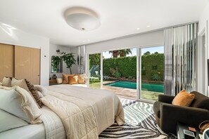 3 bedrooms, desk, iron/ironing board, free WiFi - El Cid Social - A Bold, Retro‑Chic Palm Springs Escape with Pool, Mountain Views, & BBQ Grill (Palm Springs)