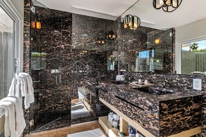 Shower, hair dryer, towels - El Cid Social - A Bold, Retro‑Chic Palm Springs Escape with Pool, Mountain Views, & BBQ Grill (Palm Springs)