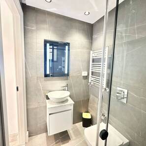 Apartment, 3 Bedrooms, Smoking, Balcony | Bathroom - Dahlia Duplex au Coeur de La Marsa (La Marsa)