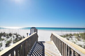 On the beach - Emerald Isle 601 •  Beachfront 2Br-2Ba •  Beachfront Top Floor, Ocean View- Free Bch Srvc (Fort Walton Beach)