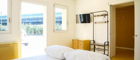 Kahden hengen standard-huone (yksi tai kaksi sänkyä), esteetön liikuntarajoitteisille