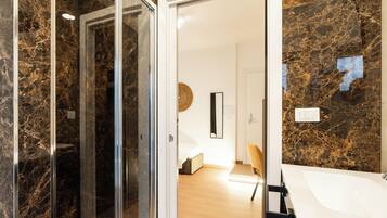 Standard-Dreibettzimmer | Badezimmer | Dusche, Haartrockner, Handtücher, Seife