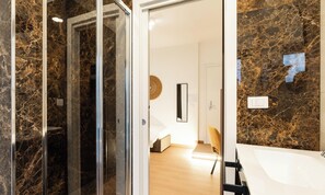 Habitación triple estándar | Baño | Regadera, secadora de cabello, toallas, jabón 