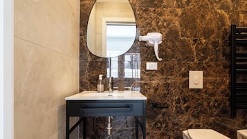 Superior Triple Room | Bathroom