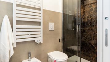 Deluxe Triple Room | Bathroom