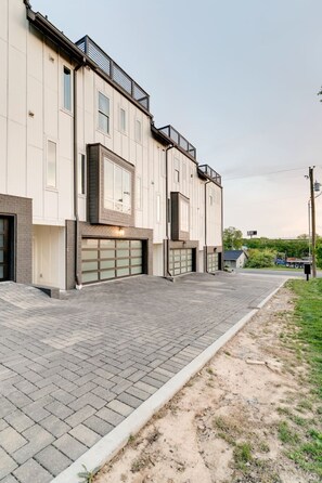 Exterior - Rooftop Skyline View-Close to Broadway-Sleeps 8 (Nashville)
