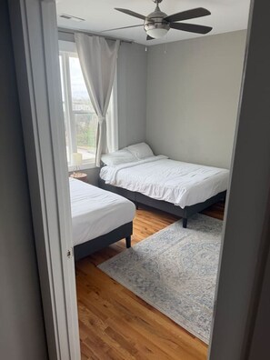 Desk, WiFi - Rooftop Skyline View-Close to Broadway-Sleeps 8 (Nashville)