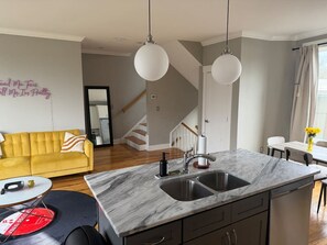 Interior - Rooftop Skyline View-Close to Broadway-Sleeps 8 (Nashville)