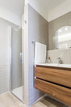Apartamento Deluxe | Baño | Ducha, secador de pelo, toallas y jabón