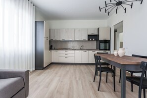 Departamento Deluxe | Cocina privada | Refrigerador, parrilla de estufa y utensilios de cocina 