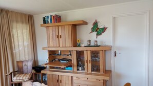 A wooden cabinet with multiple shelves, drawers, and a glass-fronted cabinet. - Ferienhaus "Datscha" Oostkapelle,  Zeeland,  NL
Familienurlaub (Oostkapelle)