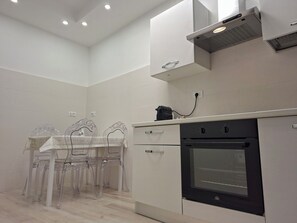 Kühlschrank, Ofen, Kochgeschirr/Geschirr/Besteck, Esstisch