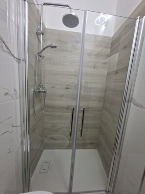Dusche, Haartrockner, Bidet, Handtücher