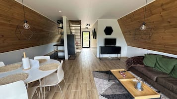House, 2 Bedrooms, Patio, Garden View | Living room | Books