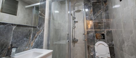 Dusche, Haartrockner, Handtücher, Seife