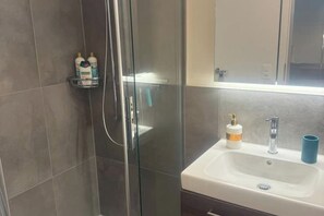 シャワー、ヘアドライヤー、タオル、石鹸