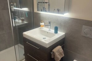 シャワー、ヘアドライヤー、タオル、石鹸